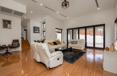Giralang Casa | Spacious 5-Bed Family Home in Giralang
