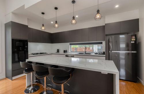 Giralang Casa | Spacious 5-Bed Family Home in Giralang