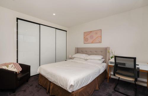 Giralang Casa | Spacious 5-Bed Family Home in Giralang