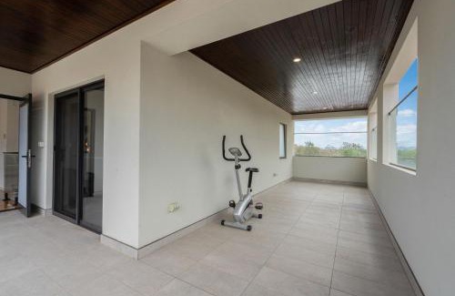 Giralang Casa | Spacious 5-Bed Family Home in Giralang