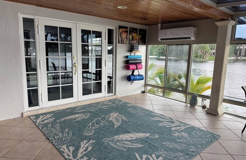 Miami Lakes Casa | Spacious 5-bed Lake Front Home in charming Miami Lakes with Swim Spa Gym & Dock
