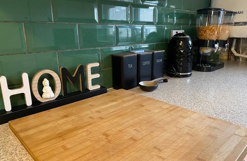 Wolverhampton Casa | Spacious 5 BED Modern Getaway | Ideal for Work & Leisure Groups - Free Parking!