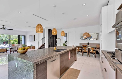 Colee Hammock Casa | Spacious 5-bedroom Modern Mansion in las olas Fort Lauderdale/sleeps 12