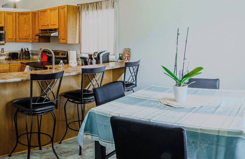 Grande Prairie Casa | Spacious 5-bedroom house with AC, WiFi in superb Grande Prairie