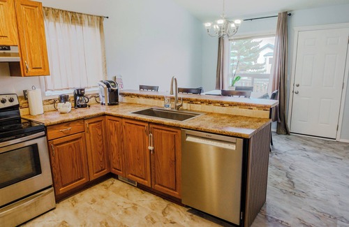 Grande Prairie Casa | Spacious 5-bedroom house with AC, WiFi in superb Grande Prairie