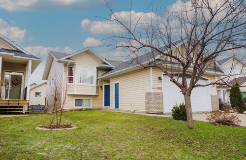 Grande Prairie Casa | Spacious 5-bedroom house with AC, WiFi in superb Grande Prairie