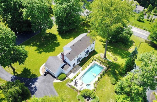 Saint Davids Casa | Spacious 5-bedroom house, with pool and hot tub, 1 mile from Aronimink