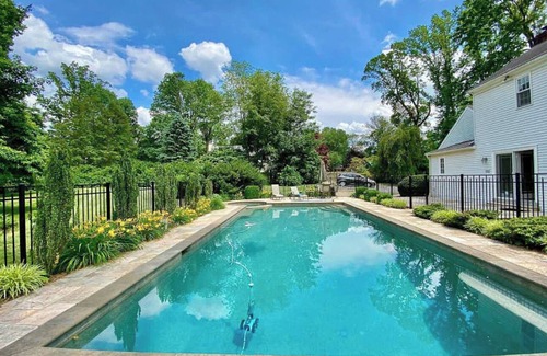 Saint Davids Casa | Spacious 5-bedroom house, with pool and hot tub, 1 mile from Aronimink