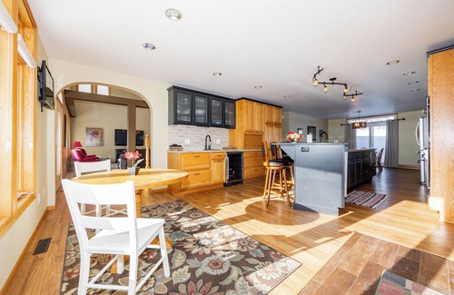 Detroit Lakes Casa | Spacious 5-bedroom house in terrific Detroit Lakes with WiFi, AC on Detroit lake