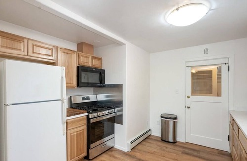 South Addition Casa | Spacious 5-bedroom, 2 Level House in Downtown Anchorage