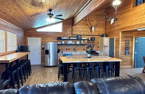 Cody Cabina | Spacious 5-bedroom, 5-Bathroom lodge! Sleeps 22! Across from famous Cody rodeo!