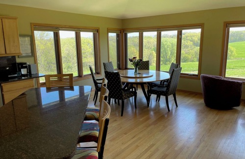 Verona Casa | Spacious 5-bedroom 80 acres family farm retreat with AC, WiFi in rural Verona