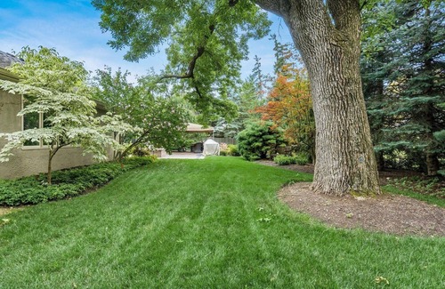 Upper Arlington Casa | Spacious 5-bedroom and 5 bathroom house in Upper Arlington's Canterbury area.