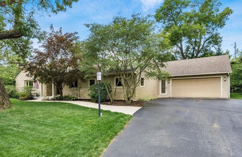 Upper Arlington Casa | Spacious 5-bedroom and 5 bathroom house in Upper Arlington's Canterbury area.
