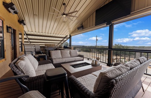 Bangs Casa | Spacious 5-bedroom barndo with WiFi, luxurious amenities, located in Bangs, TX