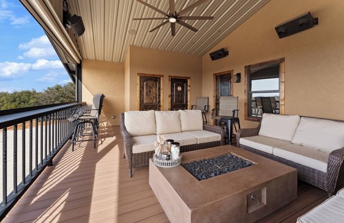 Bangs Casa | Spacious 5-bedroom barndo with WiFi, luxurious amenities, located in Bangs, TX
