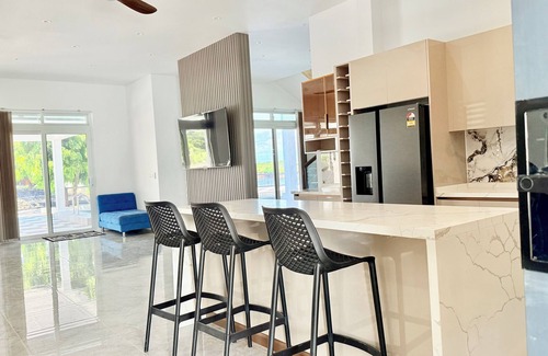 Wailoloa Casa | Spacious 5-bedroom bungalow in charming Fantasy Island, Nadi
