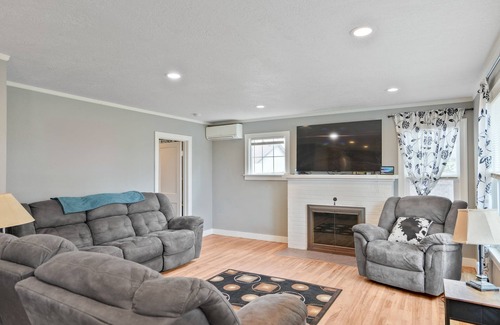Albany Otro | Spacious 5-bedroom farmhouse in superb Albany with AC. Close to i5, HWY 34, LBCC