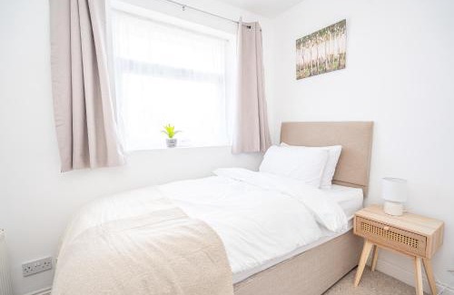 Wolverhampton Casa | Spacious 5 Bedroom House - Sleeps 7 - 3-Car Driveway - Work - Leisure