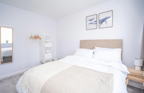Wolverhampton Casa | Spacious 5 Bedroom House - Sleeps 7 - 3-Car Driveway - Work - Leisure