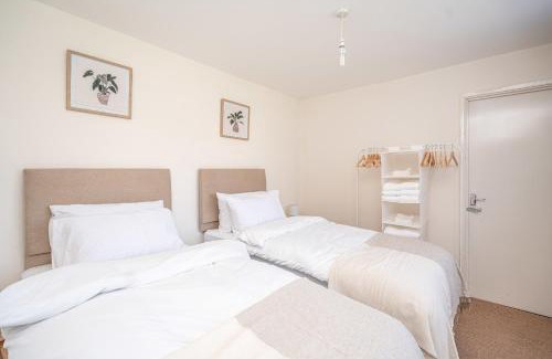 Wolverhampton Casa | Spacious 5 Bedroom House - Sleeps 7 - 3-Car Driveway - Work - Leisure