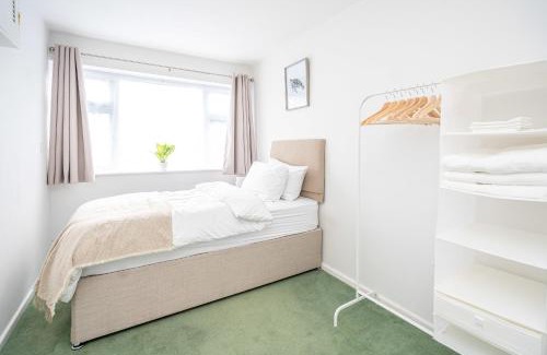Wolverhampton Casa | Spacious 5 Bedroom House - Sleeps 7 - 3-Car Driveway - Work - Leisure