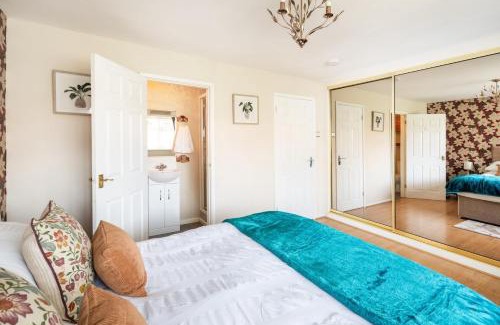Wolverhampton Casa | Spacious 5 bedroom, 2 Living Room, Games Room