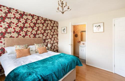 Wolverhampton Casa | Spacious 5 bedroom, 2 Living Room, Games Room