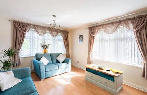 Wolverhampton Casa | Spacious 5 bedroom, 2 Living Room, Games Room