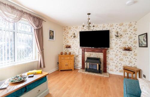 Wolverhampton Casa | Spacious 5 bedroom, 2 Living Room, Games Room
