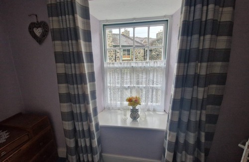Dolgellau Casa | Spacious 5 bedroom house, nestled at the base of Cadair Idris mountain range.