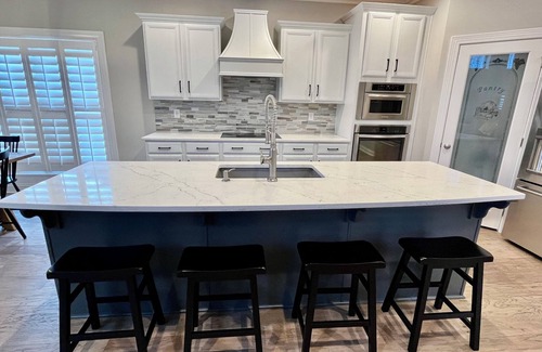 Buechel Casa | Spacious 5-bedroom house in Walking Distance to Restaurants