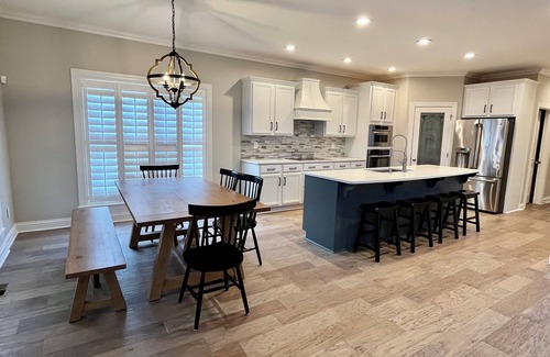 Buechel Casa | Spacious 5-bedroom house in Walking Distance to Restaurants