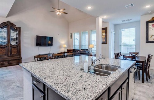 Hutto Casa | Spacious 5-bedroom house in delightful Round Rock with high speed WiFi,