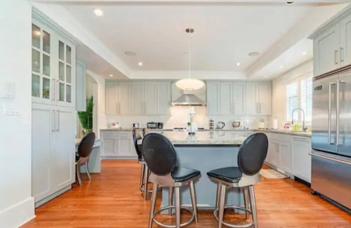 Dunbar Casa | Spacious 5-bedroom house in fabulous Vancouver, Sleeps 9+1