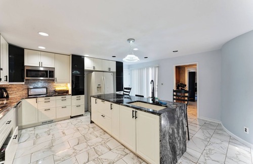 Bay Shore Casa | Spacious 5-bedroom house in delightful Bay Shore with AC