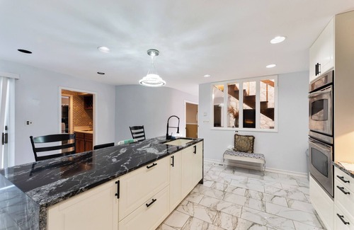 Bay Shore Casa | Spacious 5-bedroom house in delightful Bay Shore with AC