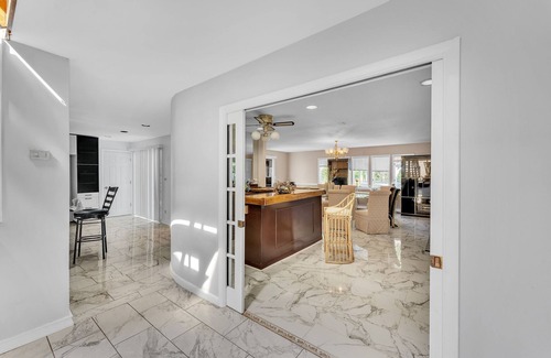 Bay Shore Casa | Spacious 5-bedroom house in delightful Bay Shore with AC