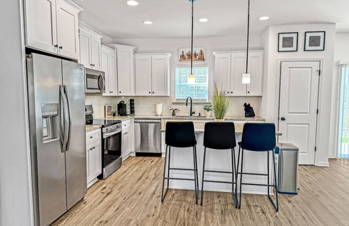 Toddville Road Casa | Spacious 5-bedroom house in Prime Charlotte Location with Garage & Fenced Yard