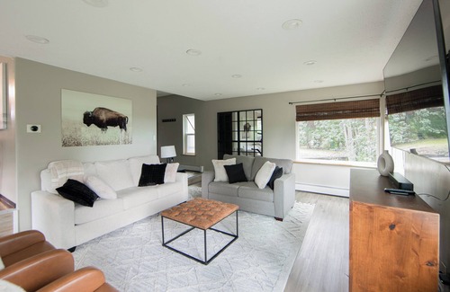 College Casa | Spacious 5-bedroom house in peaceful Fairbanks with Sauna + Spectacular Views