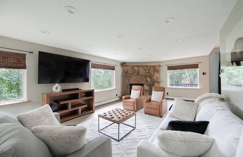 College Casa | Spacious 5-bedroom house in peaceful Fairbanks with Sauna + Spectacular Views