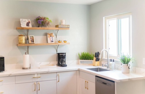 Willow Glen Casa | Spacious 5 Bedroom Home! Free WI-FI! AC and HEAT!