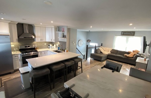 Woodridge Casa | Spacious 5-bedroom house in charming Woodridge with fence! Kid/pet friendly.