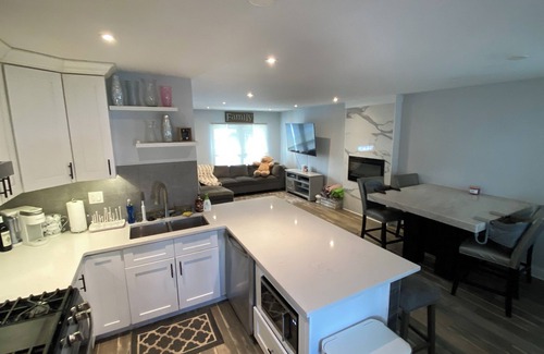Woodridge Casa | Spacious 5-bedroom house in charming Woodridge with fence! Kid/pet friendly.