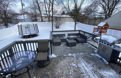 Woodridge Casa | Spacious 5-bedroom house in charming Woodridge with fence! Kid/pet friendly.