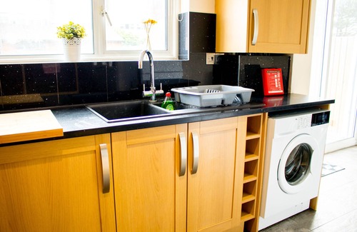 Tilbury Casa | Spacious 5-Bedroom Home - Sleeps 11 & Free Parking