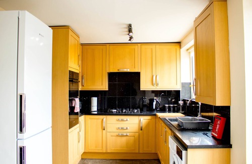 Tilbury Casa | Spacious 5-Bedroom Home - Sleeps 11 & Free Parking