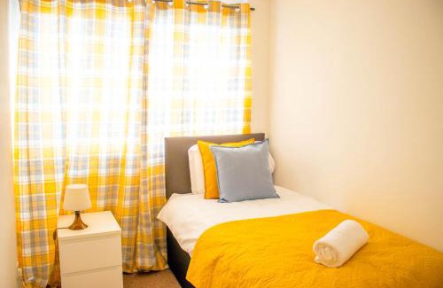 Tilbury Casa | Spacious 5-Bedroom Home - Sleeps 11 & Free Parking