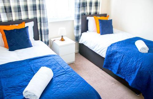 Tilbury Casa | Spacious 5-Bedroom Home - Sleeps 11 & Free Parking
