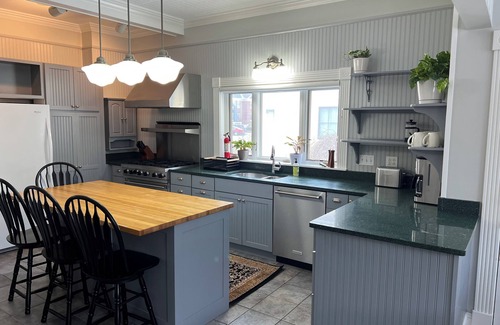 Brandon Casa | Spacious 5-bedroom home in downtown Brandon